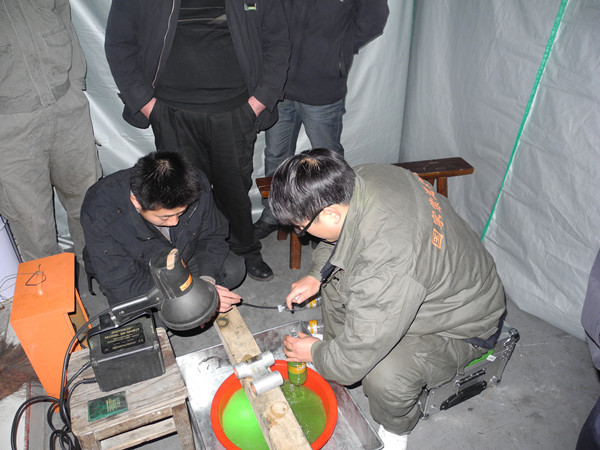 圖為國家索檢中心專業檢測人員對花臺索道抱索器進行探傷檢測 圖為國家索檢中心專業檢測人員對花臺索道抱索器進行探傷檢測